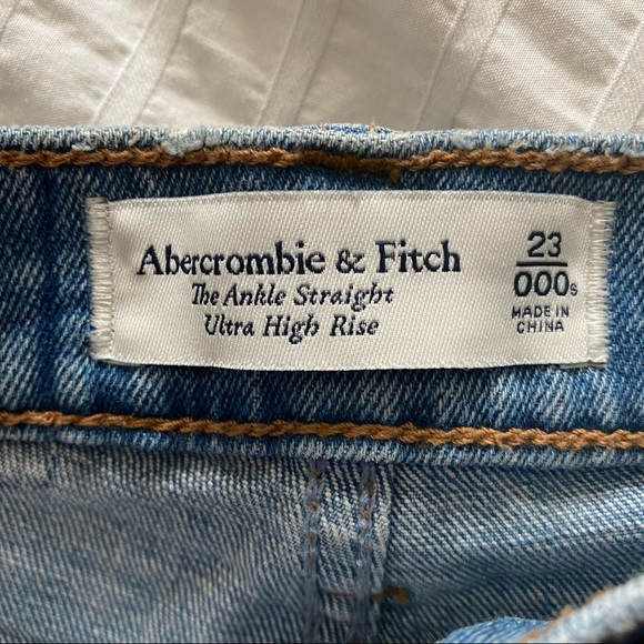 Abercrombie & Fitch Ultra High Rise Ankle Straight Jeans Light Wash Size 23/000 - Picture 4 of 5